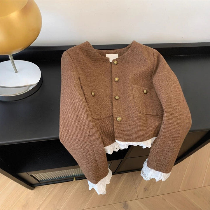 Kvinnors fashionabla korta jacka med eleganta spetsaccent Mirla-Eva Jonsson