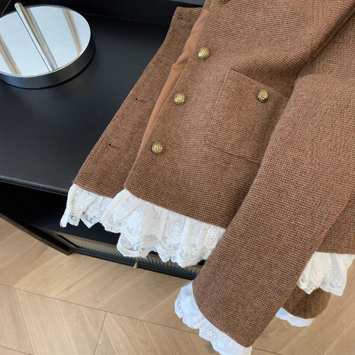 Kvinnors fashionabla korta jacka med eleganta spetsaccent Mirla-Eva Jonsson