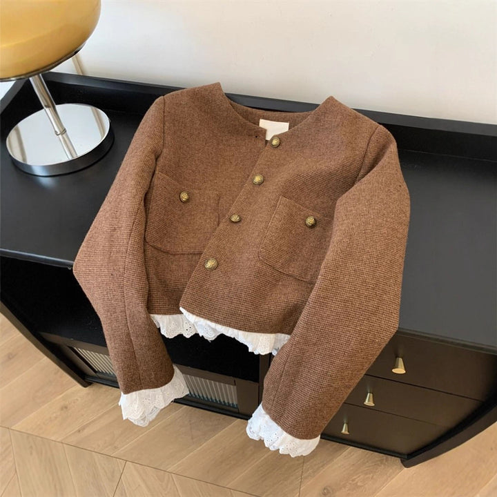 Kvinnors fashionabla korta jacka med eleganta spetsaccent Mirla-Eva Jonsson