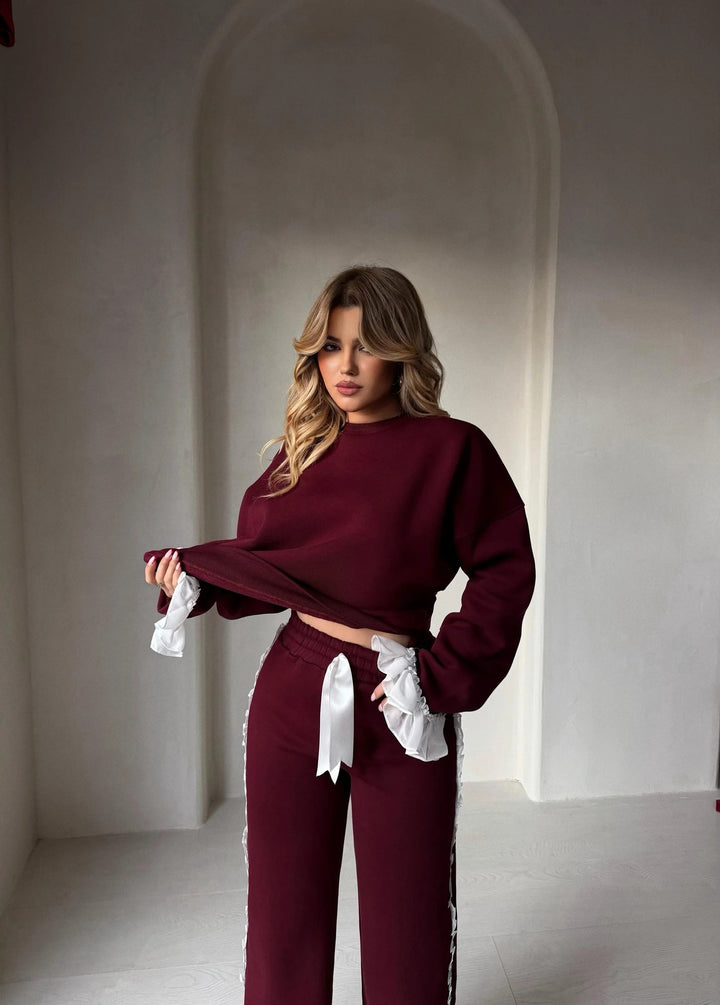 Kvinnors fashionabla lounge set med höga volangdetaljer-Eva Jonsson