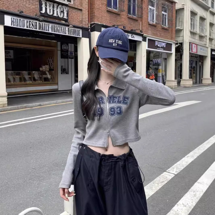Kvinnors fashionabla och sportiga cropped skjorta med dragkedja Mirla-Eva Jonsson