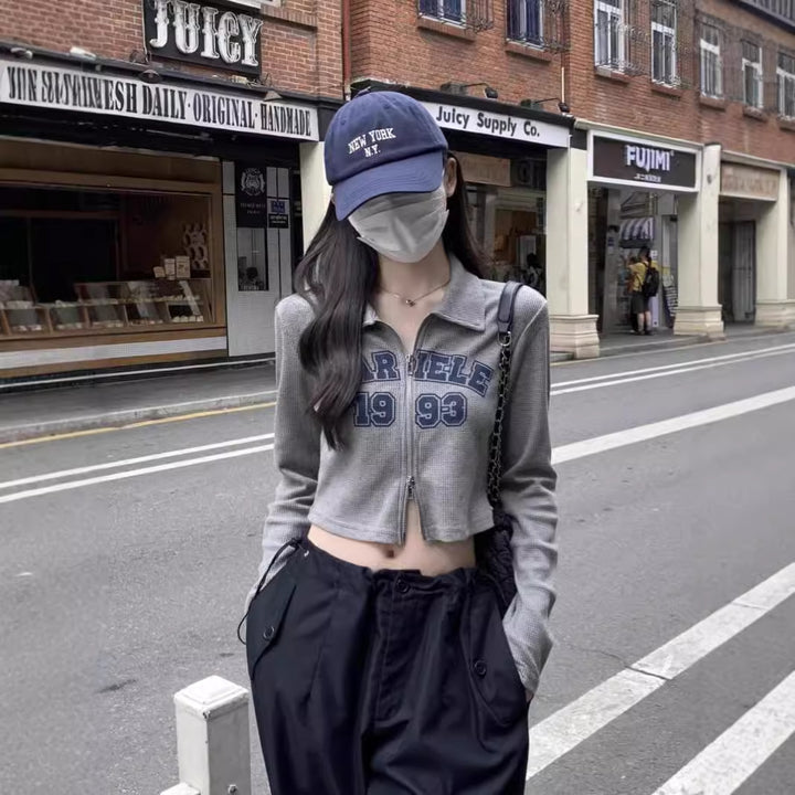 Kvinnors fashionabla och sportiga cropped skjorta med dragkedja Mirla-Eva Jonsson