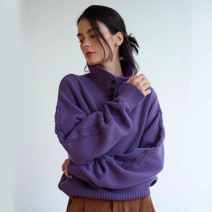 Kvinnors fashionabla polotröja med knapppdetaljer Mirla-Eva Jonsson