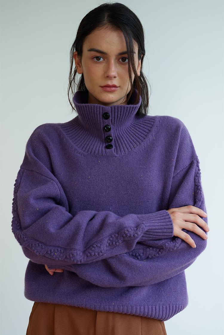 Kvinnors fashionabla polotröja med knapppdetaljer Mirla-Eva Jonsson