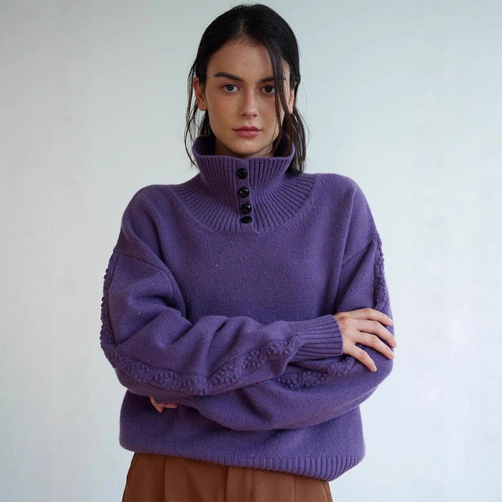 Kvinnors fashionabla polotröja med knapppdetaljer Mirla-Eva Jonsson