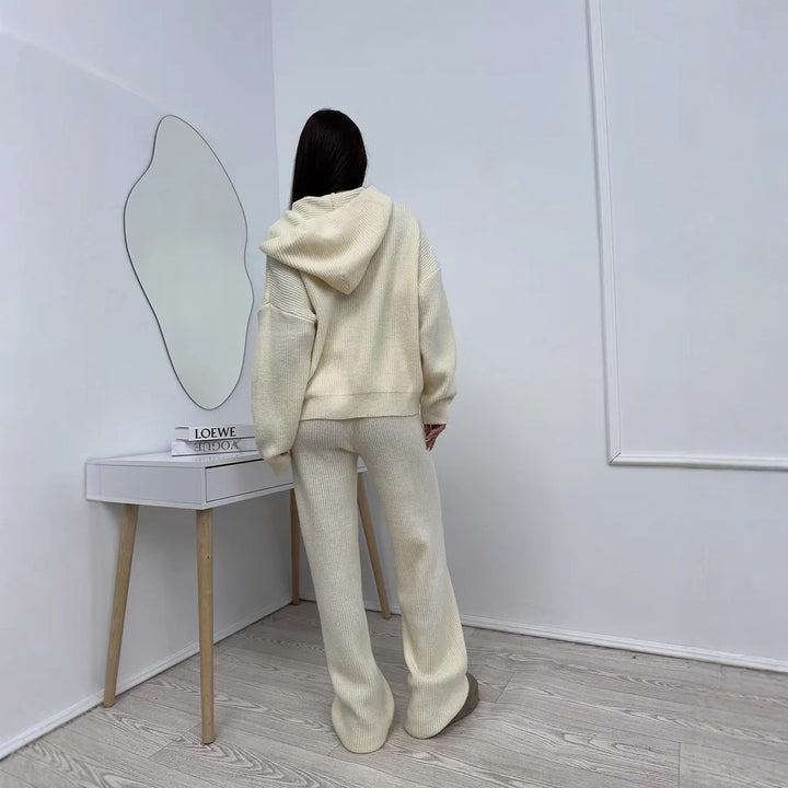 Kvinnors fashionabla stickade loungedräkt set med oversized tröja och vida byxor stil Mirla-Eva Jonsson