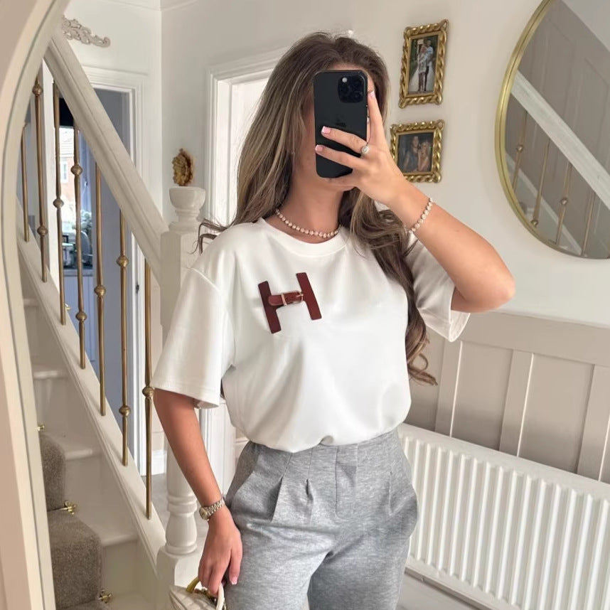 Kvinnors fashionabla t-shirt med unik logodetalj och avslappnad passform-Eva Jonsson