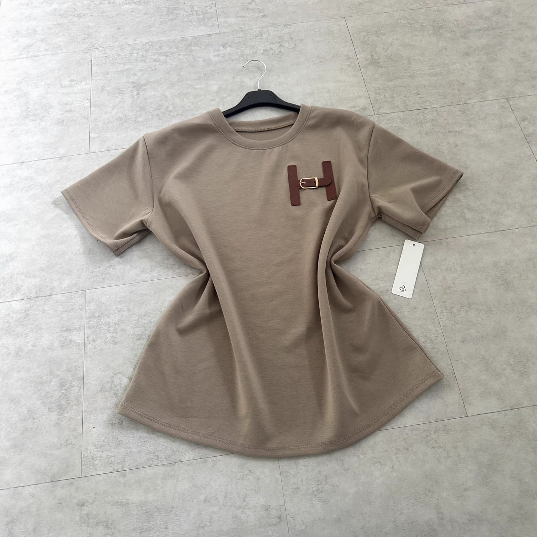 Kvinnors fashionabla t-shirt med unik logodetalj och avslappnad passform-Eva Jonsson