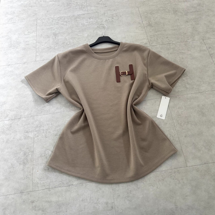 Kvinnors fashionabla t-shirt med unik logodetalj och avslappnad passform-Eva Jonsson