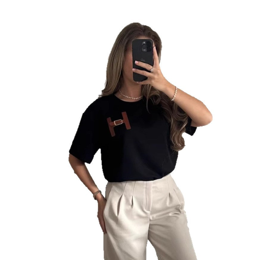 Kvinnors fashionabla t-shirt med unik logodetalj och avslappnad passform-Eva Jonsson