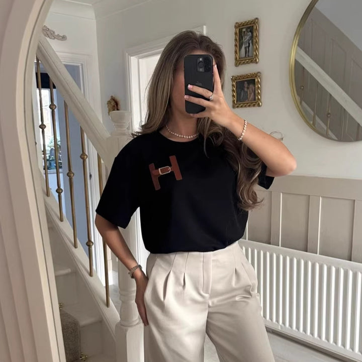 Kvinnors fashionabla t-shirt med unik logodetalj och avslappnad passform-Eva Jonsson