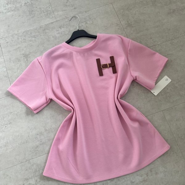 Kvinnors fashionabla t-shirt med unik logodetalj och avslappnad passform-Eva Jonsson