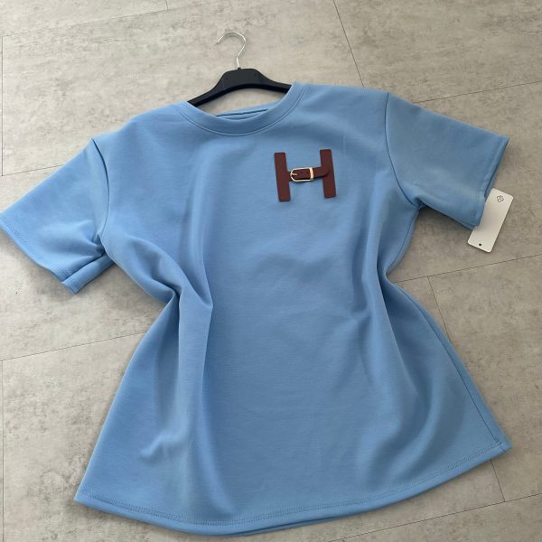 Kvinnors fashionabla t-shirt med unik logodetalj och avslappnad passform-Eva Jonsson
