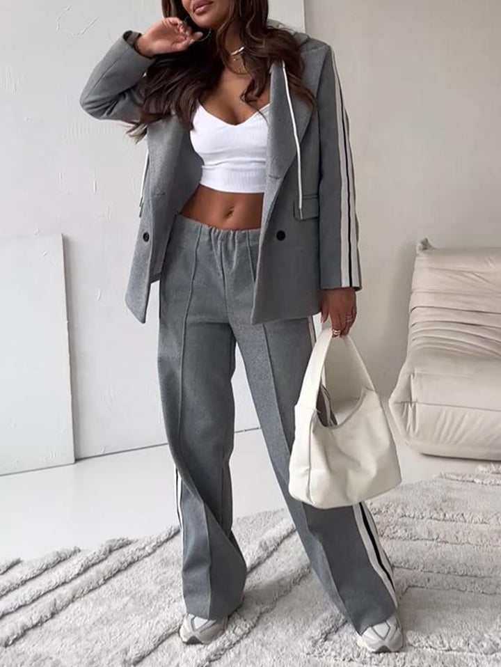 Kvinnors fashionabla träningsoverall set med en avslappnad passform och randdetaljer Mirla-Eva Jonsson
