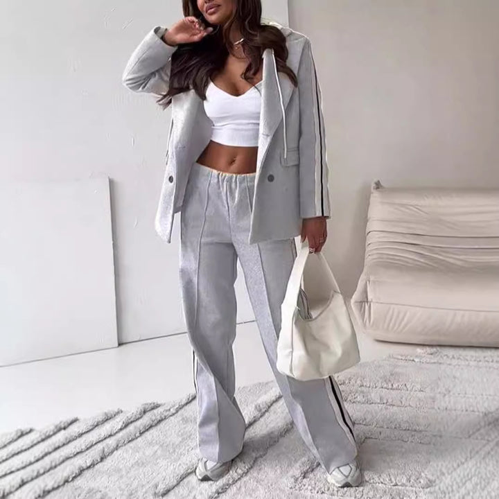 Kvinnors fashionabla träningsoverall set med en avslappnad passform och randdetaljer Mirla-Eva Jonsson