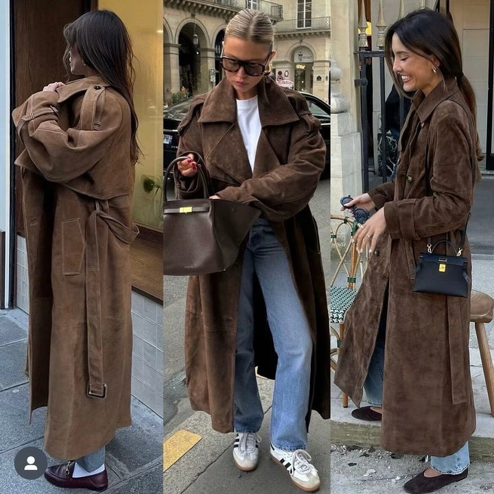 Kvinnors fashionabla trench coat i elegant suede design med praktisk bälte Mirla-Eva Jonsson