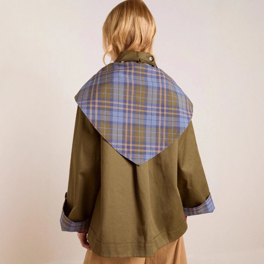 Kvinnors fashionabla trench coat med karakteristisk krage och praktiska fickor Mirla-Eva Jonsson