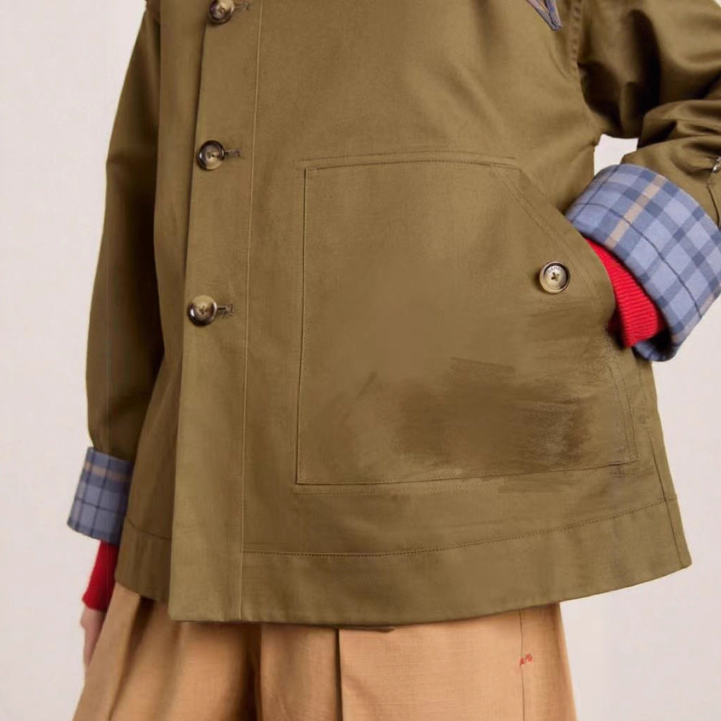 Kvinnors fashionabla trench coat med karakteristisk krage och praktiska fickor Mirla-Eva Jonsson