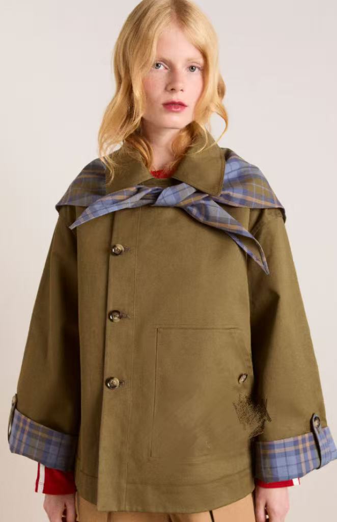 Kvinnors fashionabla trench coat med karakteristisk krage och praktiska fickor Mirla-Eva Jonsson
