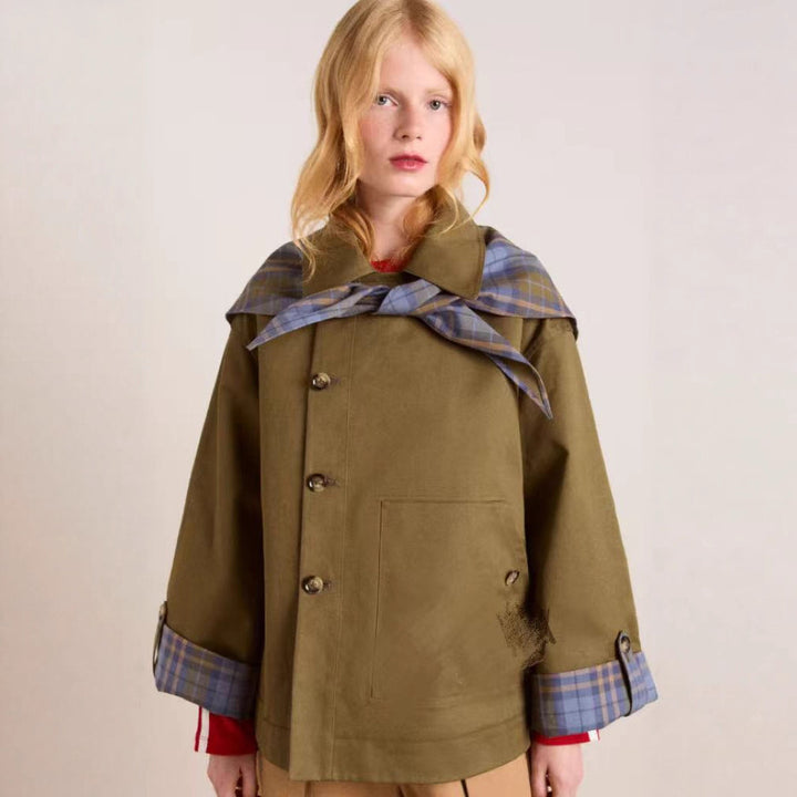 Kvinnors fashionabla trench coat med karakteristisk krage och praktiska fickor Mirla-Eva Jonsson