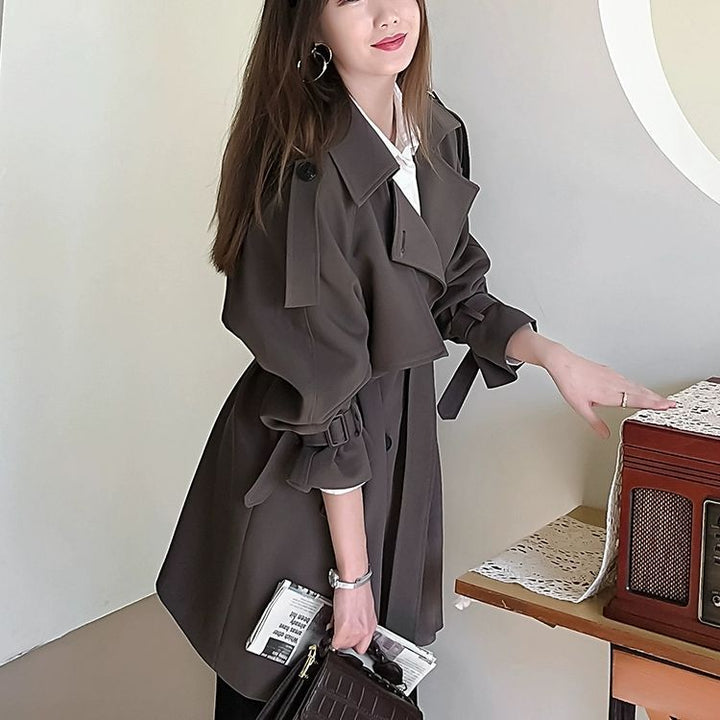 Kvinnors fashionable trench coat med texturerad design Mirla-Eva Jonsson