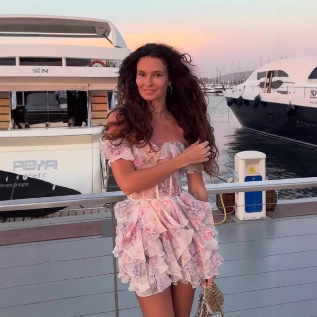 Kvinnors festliga cocktailklänning med voluminös kjol och kragsdetaljer Mirla-Eva Jonsson