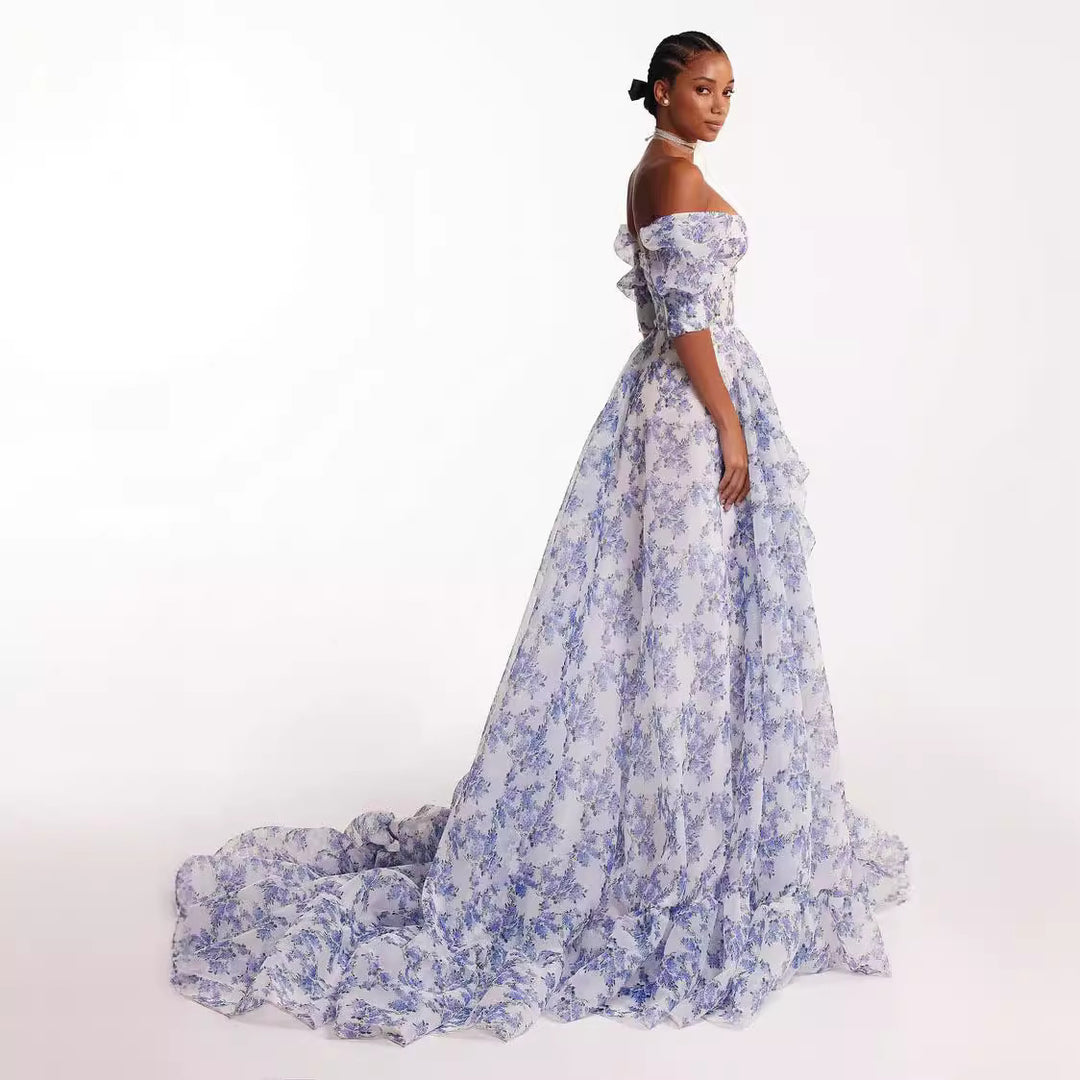Kvinnors festliga maxiklänning med off-shoulder-design och blommiga volangdetaljer-Eva Jonsson
