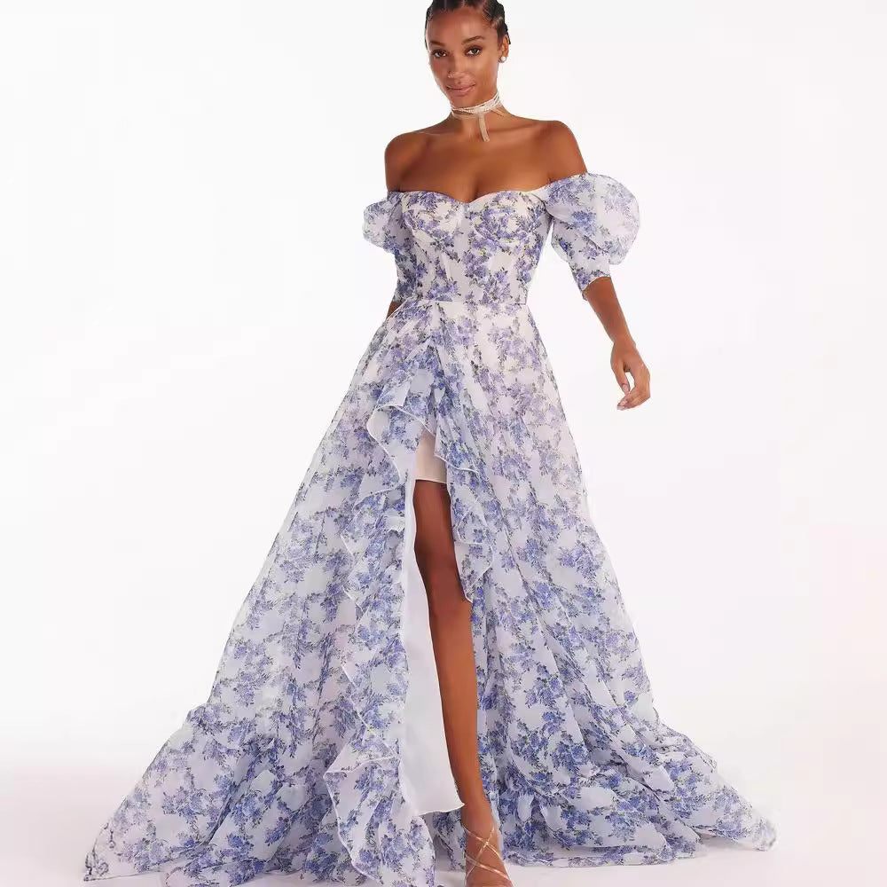 Kvinnors festliga maxiklänning med off-shoulder-design och blommiga volangdetaljer-Eva Jonsson