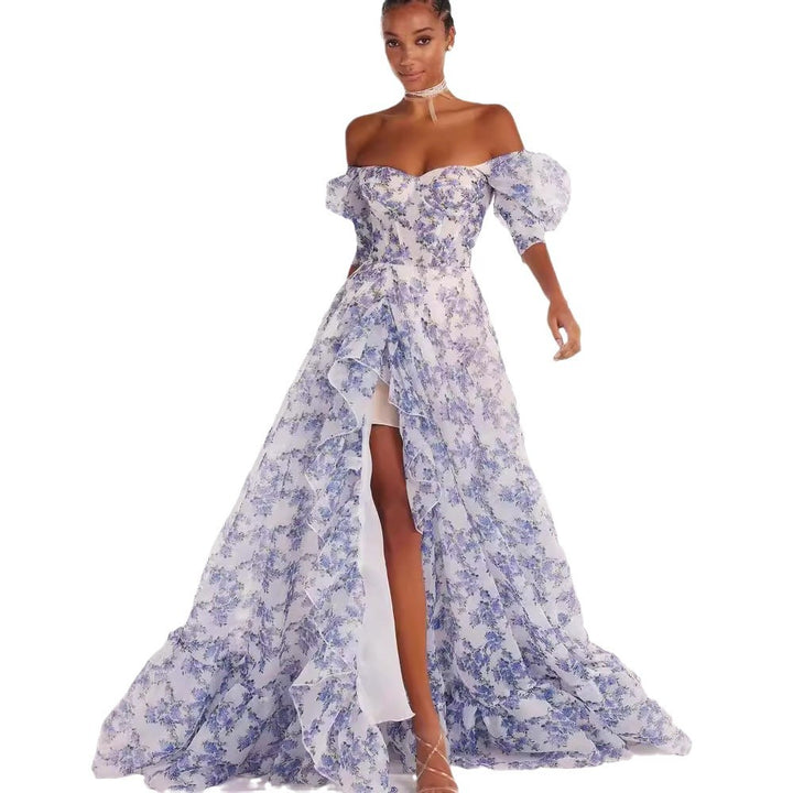 Kvinnors festliga maxiklänning med off-shoulder-design och blommiga volangdetaljer-Eva Jonsson