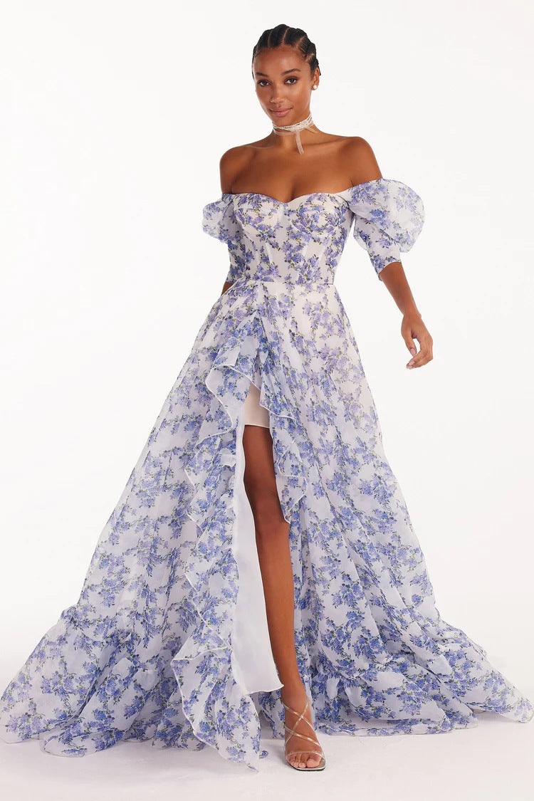 Kvinnors festliga maxiklänning med off-shoulder-design och blommiga volangdetaljer-Eva Jonsson