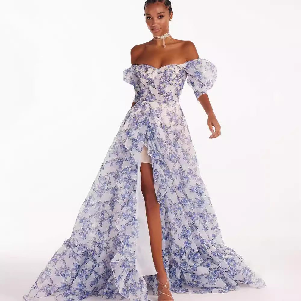 Kvinnors festliga maxiklänning med off-shoulder-design och blommiga volangdetaljer-Eva Jonsson