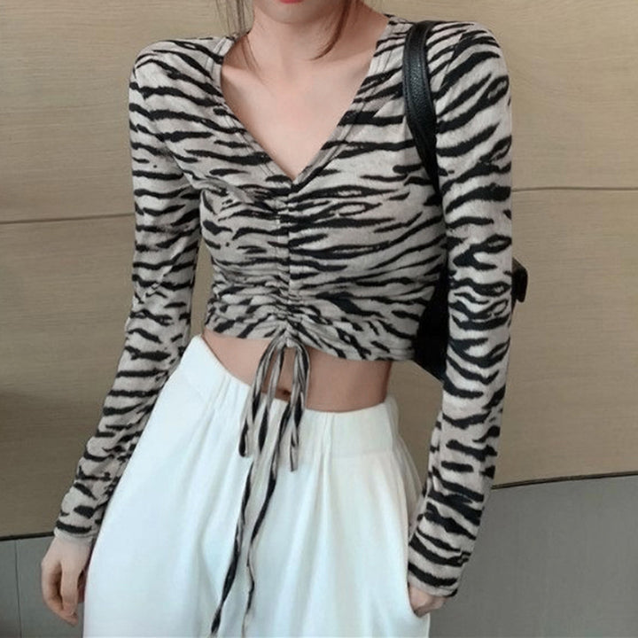 Kvinnors figur-framhämtande crop top med smala långa ärmar Mirla-Eva Jonsson