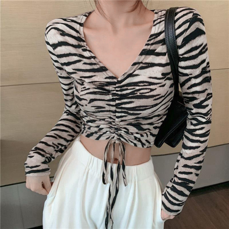 Kvinnors figur-framhämtande crop top med smala långa ärmar Mirla-Eva Jonsson