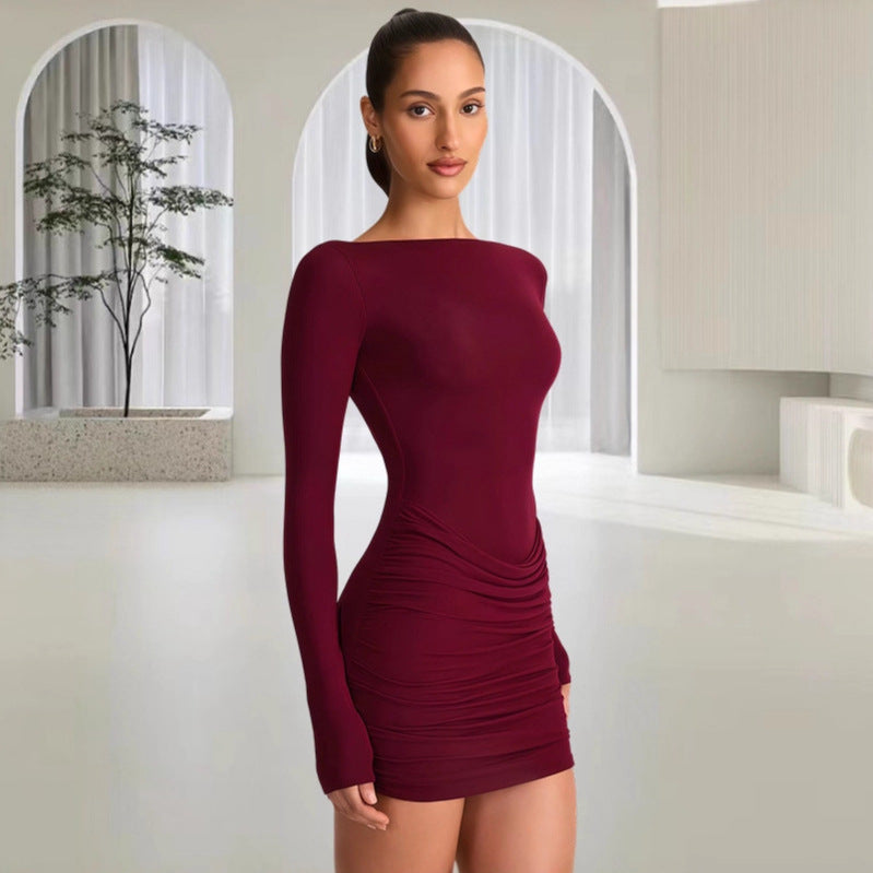 Kvinnors figur-framhämtande mini klänning med off-the-shoulder design och eleganta draperingar-Eva Jonsson