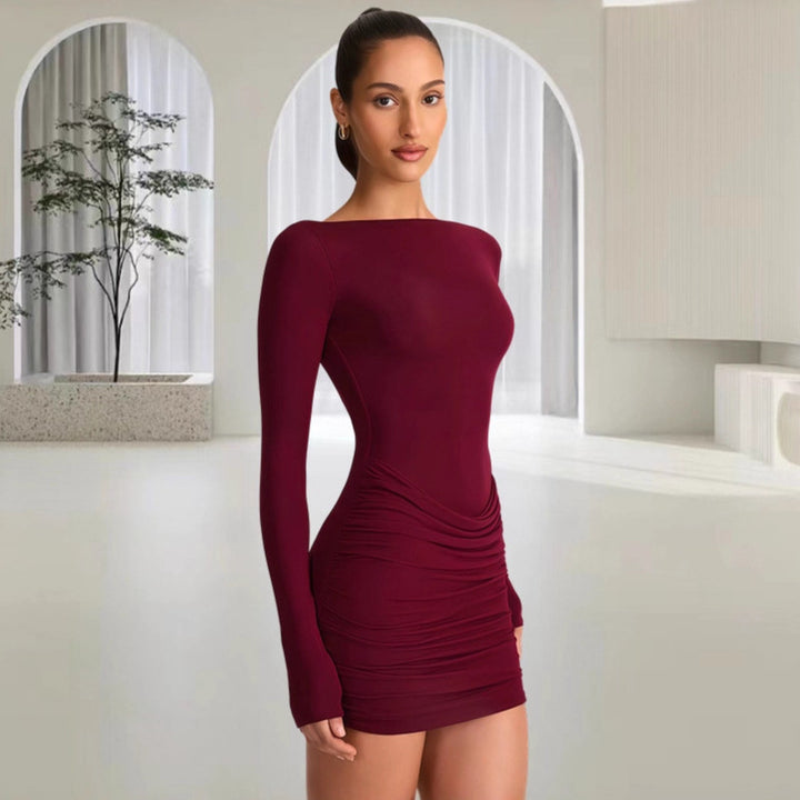Kvinnors figur-framhämtande mini klänning med off-the-shoulder design och eleganta draperingar-Eva Jonsson