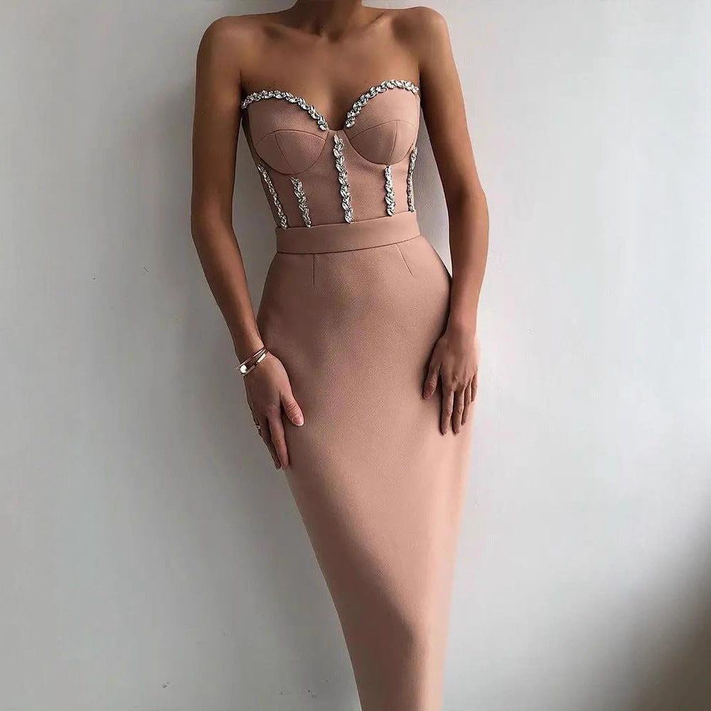 Kvinnors figurnära aftonklänning med elegant bustierlook och skimrande applikationer-Eva Jonsson