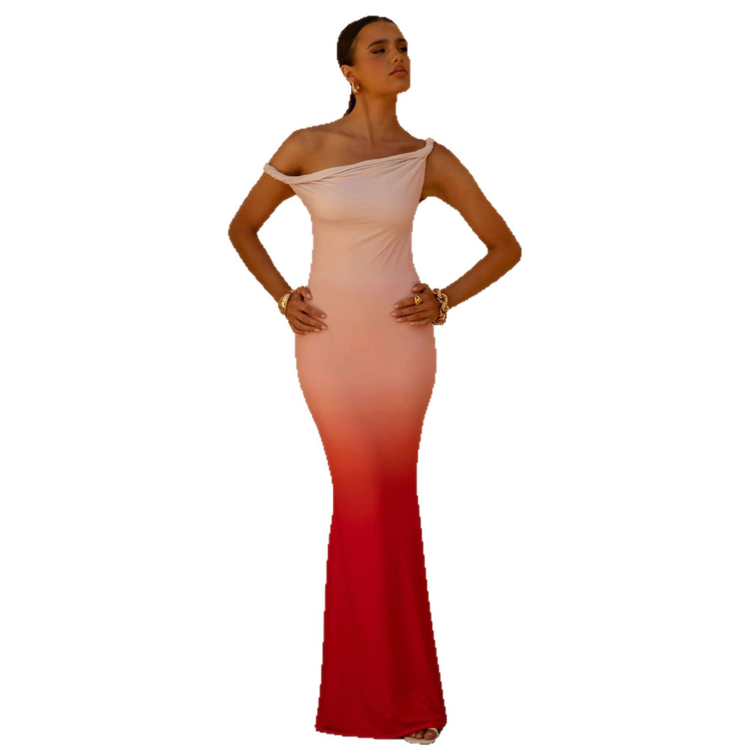 Kvinnors figurnära aftonklänning med off-the-shoulder design och sidoklyfta Mirla-Eva Jonsson