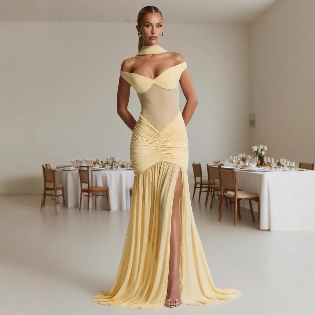 Kvinnors figurnära aftonklänning med off-the-shoulder design och sidoklyfta Mirla-Eva Jonsson