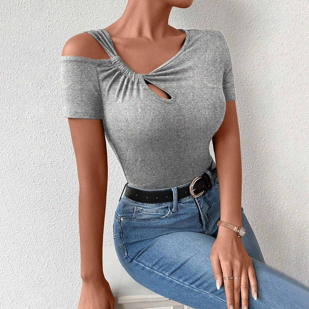 Kvinnors figurnära bodysuit med asymmetrisk halsringning och trendig knutdetalj Mirla-Eva Jonsson