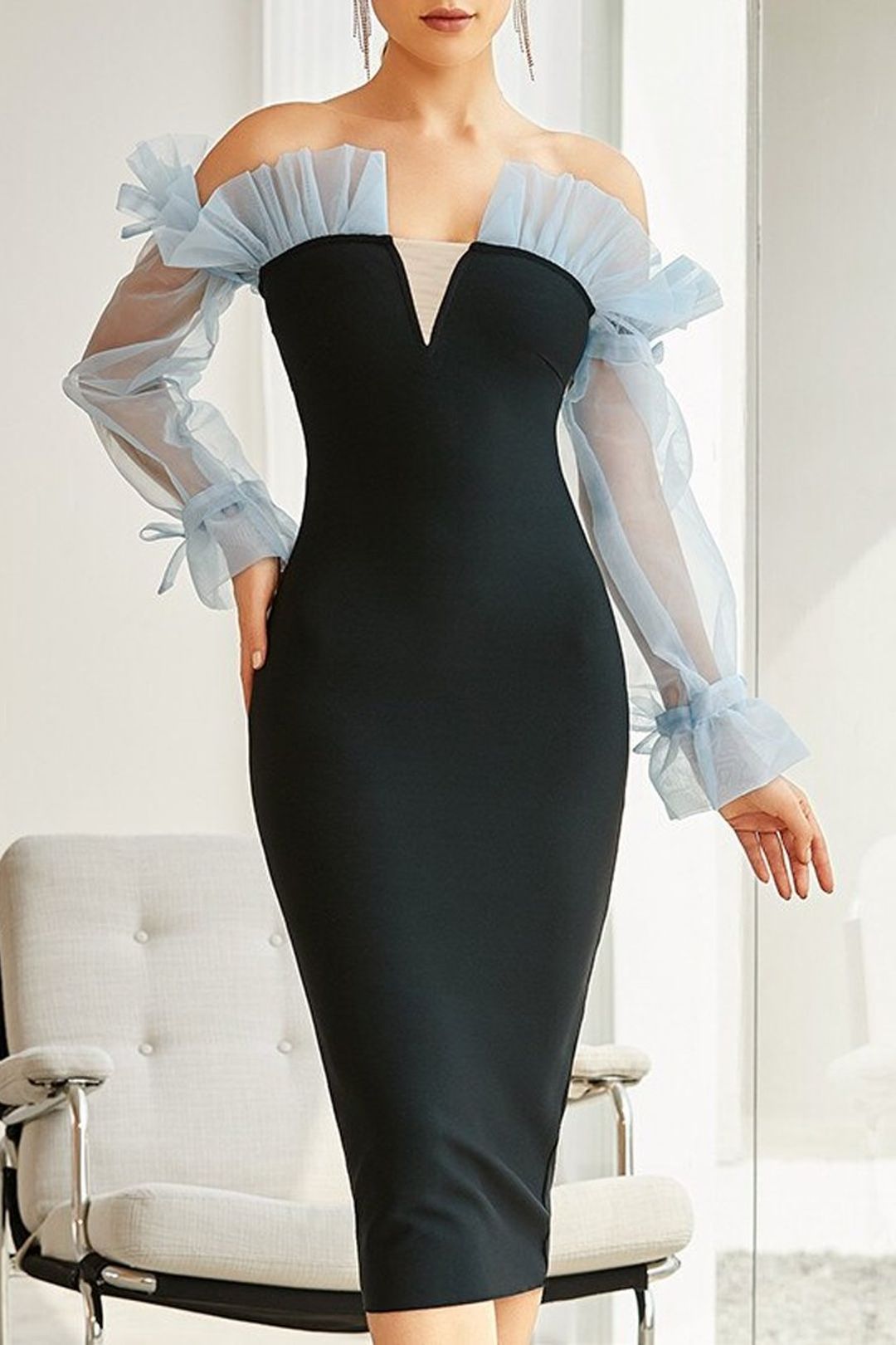 Kvinnors figurnära cocktailklänning med transparenta puffärmar och elegant V-ringning-Eva Jonsson