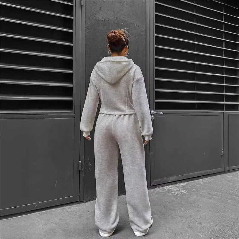 Kvinnors figurnära hoodie-set med subtila dragkedjedetaljer Mirla-Eva Jonsson