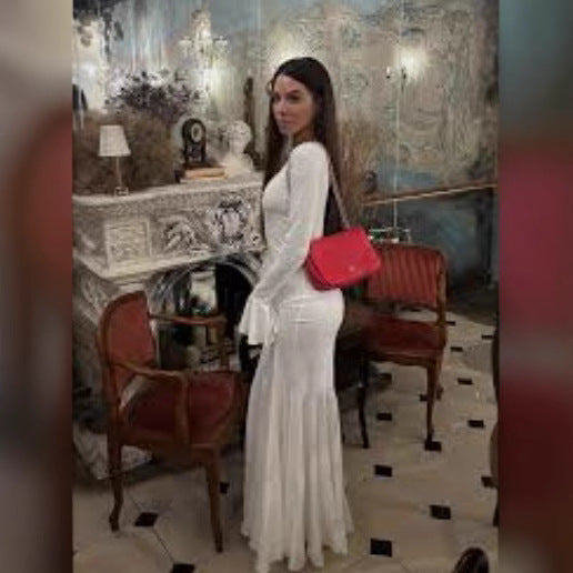 Kvinnors figurnära lång klänning med stilfull skaldesign och elegant ärmavslut-Eva Jonsson