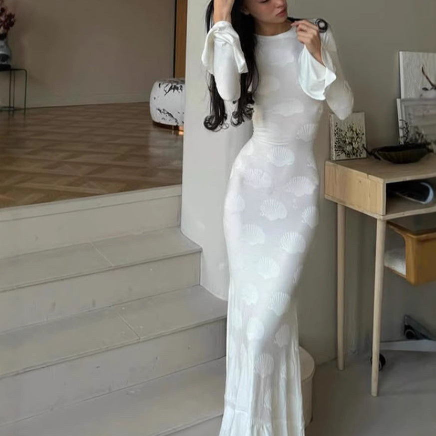 Kvinnors figurnära lång klänning med stilfull skaldesign och elegant ärmavslut-Eva Jonsson