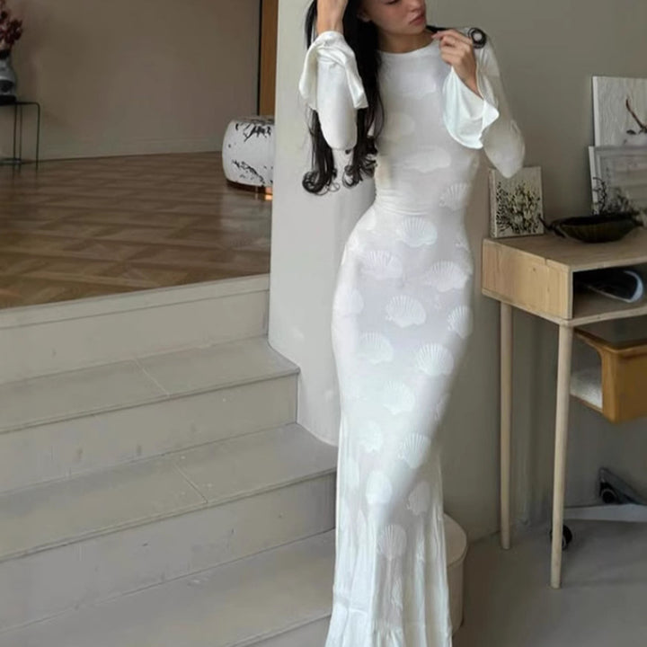 Kvinnors figurnära lång klänning med stilfull skaldesign och elegant ärmavslut-Eva Jonsson