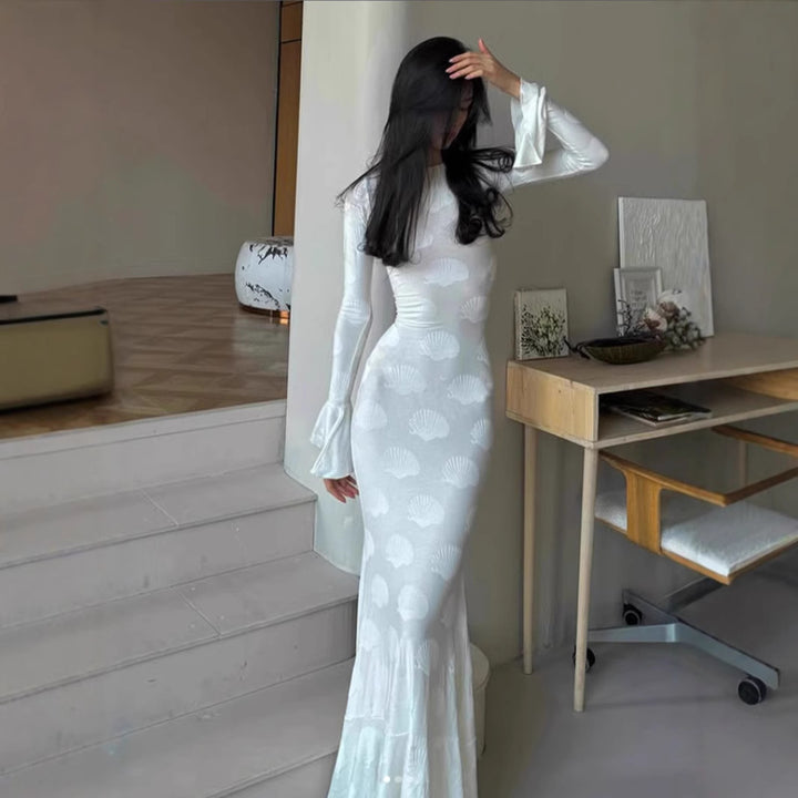 Kvinnors figurnära lång klänning med stilfull skaldesign och elegant ärmavslut-Eva Jonsson