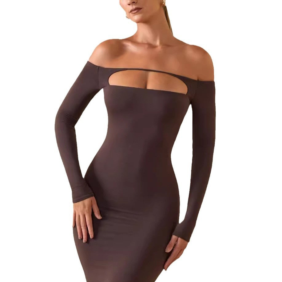 Kvinnors figurnära långärmad klänning med utskuren design och off-shoulder stil-Eva Jonsson