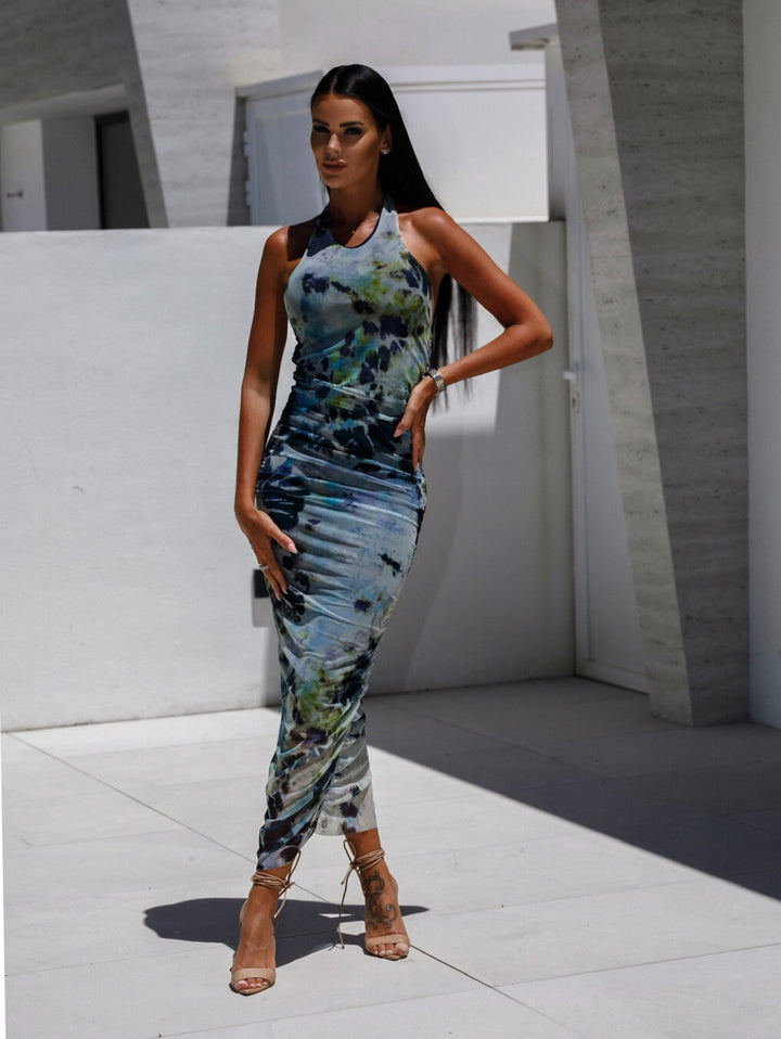 Kvinnors figurnära maxiklänning med elegant omslagsdesign och modernt tie-dye-mönster-Eva Jonsson