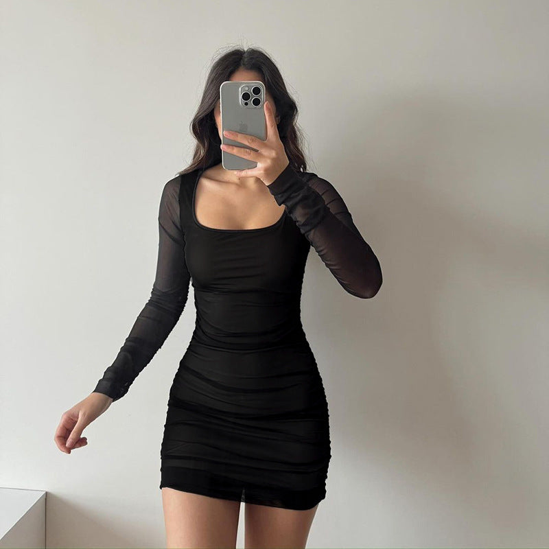 Kvinnors figurnära miniklänning med genomskinliga långtärmade insatser och volangdetaljer Mirla-Eva Jonsson