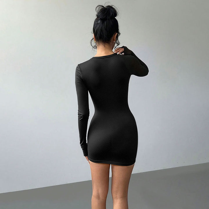 Kvinnors figurnära miniklänning med sofistikerad utskärningsdesign och långa ärmar Mirla-Eva Jonsson