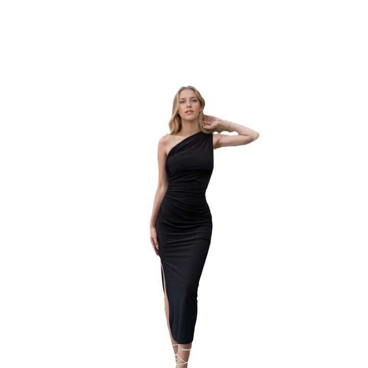 Kvinnors figurnära omlotklänning med asymmetrisk halsringning och elegant rynkad avslutning Mirla-Eva Jonsson